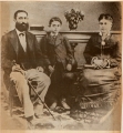 Ο Ελ. Βενιζέλος με την μεγάλη αδερφή του Μαρία και τον σύζηγο της Γ. Γιαννουδάκη