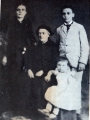 Η στυλιανή Κ. Βενιζέλου με τη μεγαλύτερη κόρη της Μαρία Γ. Γιαννουδάκη και τον γιό της τελευταίας Κώστα, αγαπημένο πρωτανεψιό του Ελ. Βενιζέλου