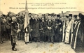 Κληρικοί ευλογούν σημαία μονάδας του Στρατού που είχε συγκροτήσει η κυβέρνηση της Θεσσαλονίκης. Παρίστανται ο Ελευθέριος Βενιζέλος, ο Παναγιώτης Δαγκλής, ο Ανδρέας Μιχαλακόπουλος και άλλα στελέχη του επαναστατικού καθεστώτος.