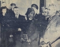 Η Έλενα Βενιζέλου κατά την ημέρα της κηδείας· δεξιά ο Σοφοκλής Βενιζέλος και αριστερά ο Στυλιανός Γονατάς.