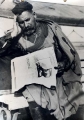 Κρητικός κρατάει εφημερίδα με την είδηση του θανάτου του Ελευθερίου Βενιζέλου.