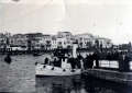 Το καραβάκι με τη σορό του Βενιζέλου στο λιμάνι των Χανίων.