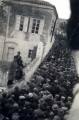 Ο κόσμος συνοδεύει, στην Κρήτη, τη σορό του Βενιζέλου.